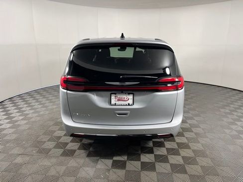 Used 2026 Chrysler Pacifica Select image 6