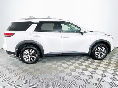 Used 2025 Nissan Pathfinder SL AWD/4WD image 10