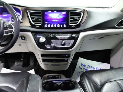 Used 2017 Chrysler Pacifica Touring-L Plus w/ Tire & Wheel Group image 20