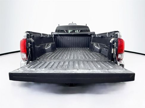 Used 2020 Toyota Tacoma SR5 AWD/4WD image 32