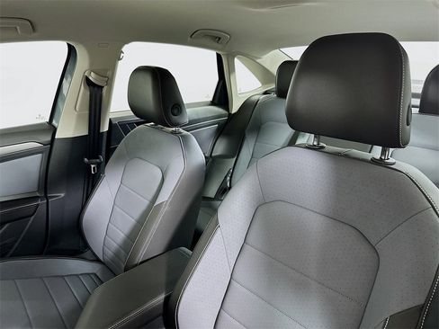 Used 2025 Volkswagen Jetta SE image 8