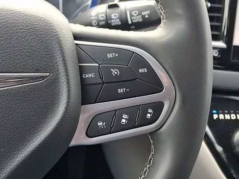 Certified 2023 Chrysler Pacifica Touring-L image 27