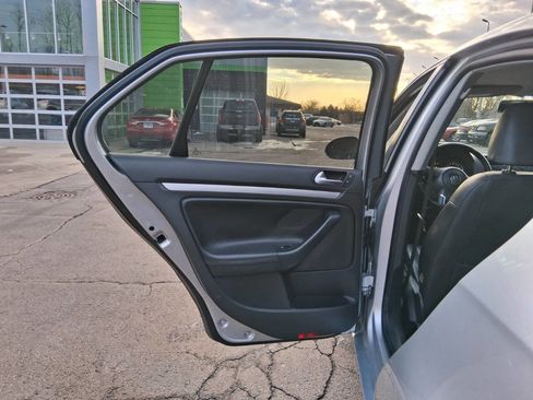 Used 2010 Volkswagen Jetta Limited Edition image 9