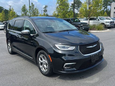 Used 2023 Chrysler Pacifica Limited FWD image 3