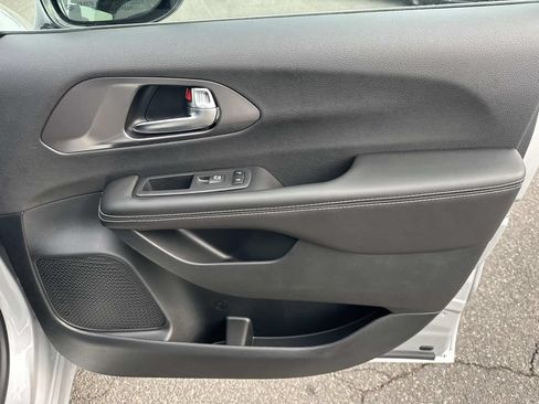 New 2026 Chrysler Pacifica Select FWD image 19