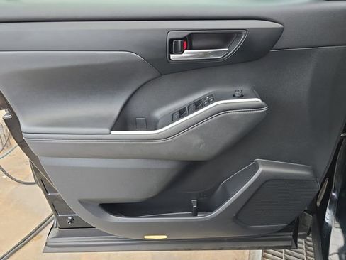 Used 2024 Toyota Highlander XLE image 10