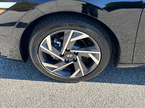 Certified 2025 Hyundai Elantra SEL image 11