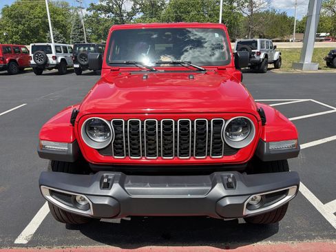Used 2025 Jeep Wrangler Unlimited Sahara AWD/4WD image 4
