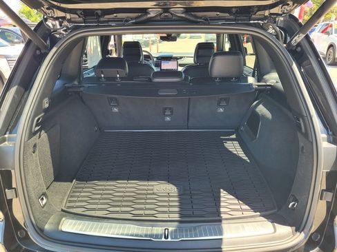 Used 2022 Jeep Grand Cherokee Overland w/ Luxury Tech Group IV AWD/4WD image 28