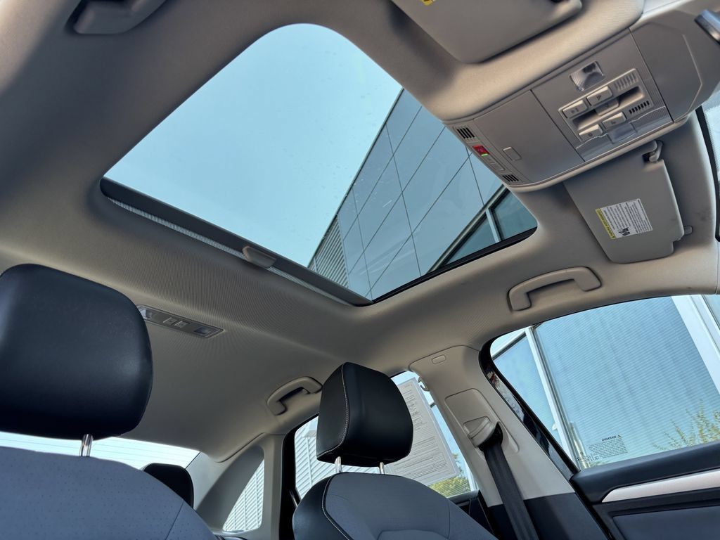 Used 2025 Volkswagen Jetta SE FWD image 21