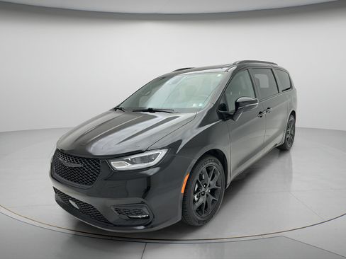 Used 2025 Chrysler Pacifica Limited FWD image 3