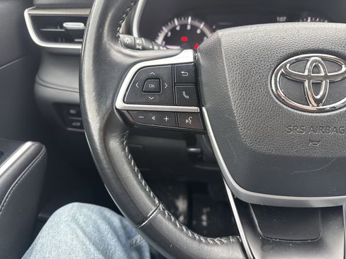 Used 2023 Toyota Highlander XLE image 19