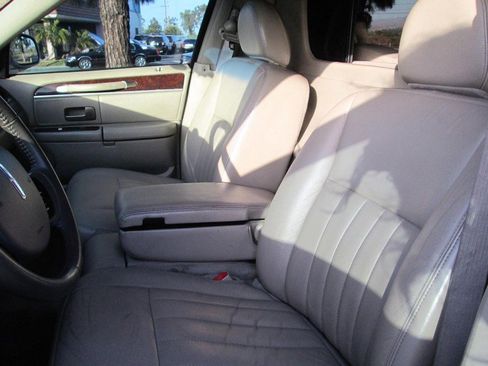 Used 2009 Lincoln Town Car Executive image 21