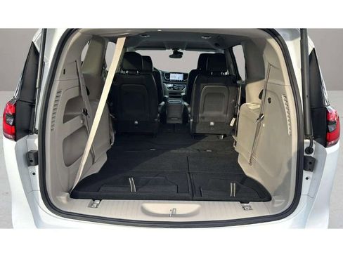 Used 2024 Chrysler Pacifica Touring-L image 9