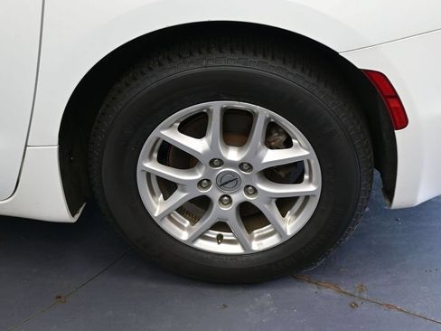 Used 2022 Chrysler Pacifica Touring-L FWD image 11