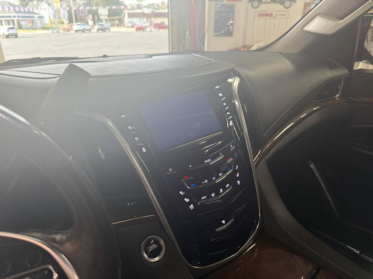 Used 2020 Cadillac Escalade Luxury AWD/4WD image 16