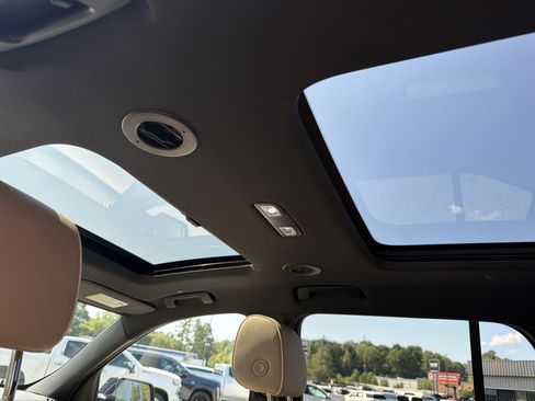 Used 2023 Chevrolet Traverse Premier FWD image 23