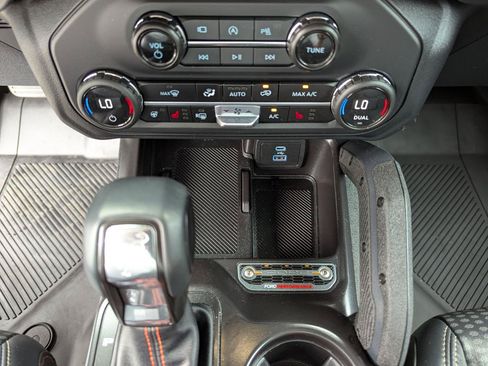 Used 2025 Ford Bronco Raptor AWD/4WD image 31