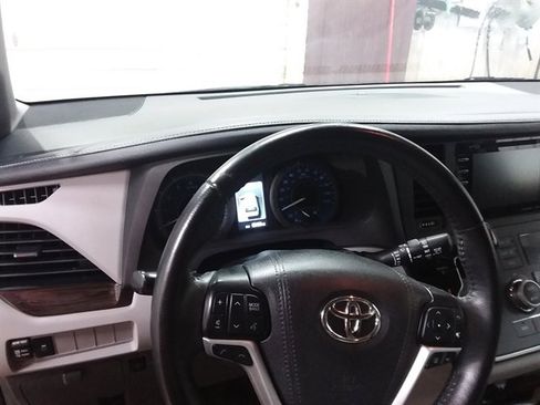 Used 2019 Toyota Sienna XLE FWD image 11