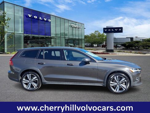 Certified 2025 Volvo V60 B5 Cross Country Plus image 8