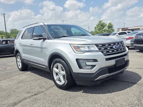Used 2017 Ford Explorer XLT w/ Equipment Group 202A AWD/4WD image 8