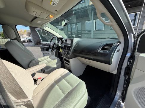 Used 2018 Dodge Grand Caravan SE w/ UConnect Hands-Free Group FWD image 17