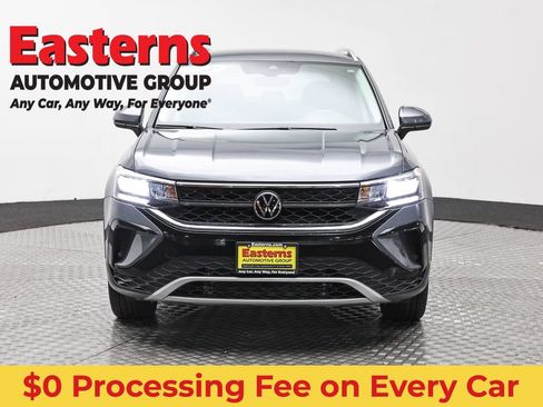 Used 2022 Volkswagen Taos SE FWD image 2