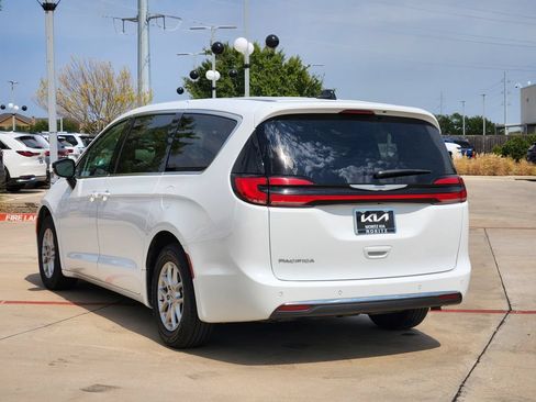 Used 2024 Chrysler Pacifica Touring-L FWD image 3