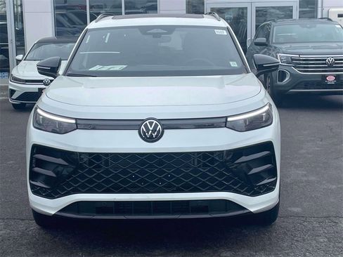 New 2026 Volkswagen Tiguan SE R-Line image 2