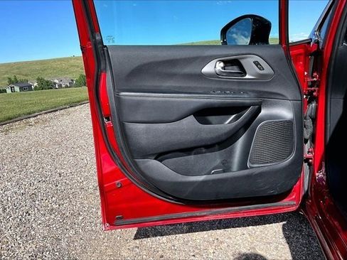 Used 2025 Chrysler Pacifica Select FWD image 20