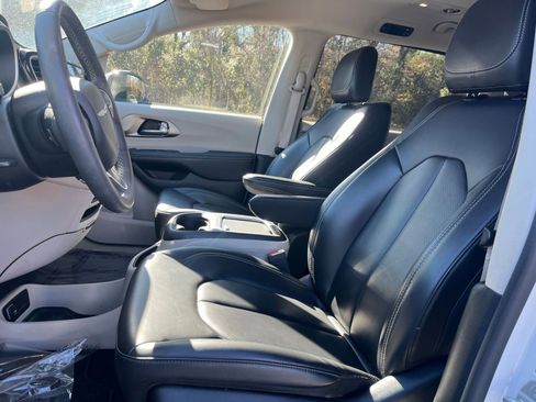 Used 2023 Chrysler Pacifica Touring-L image 25