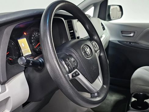 Used 2016 Toyota Sienna LE FWD image 11