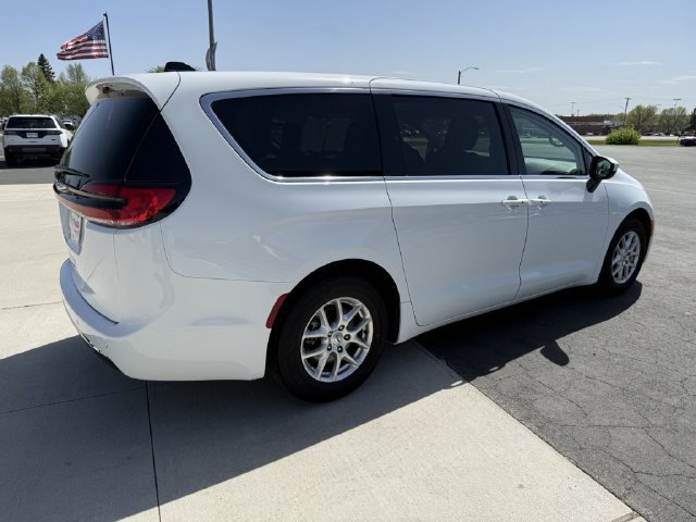 Used 2023 Chrysler Pacifica Touring-L FWD image 8