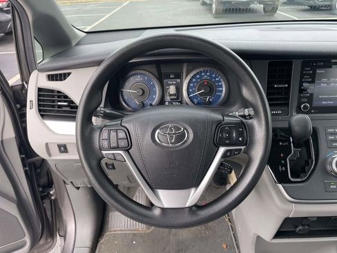 Used 2020 Toyota Sienna LE image 24
