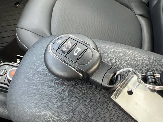 Used 2022 MINI Cooper 2-Door Hardtop FWD image 29