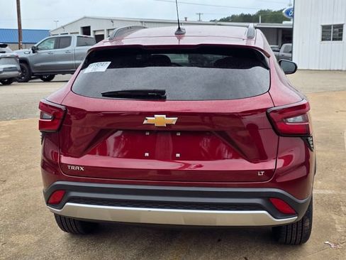 Used 2025 Chevrolet Trax LT FWD image 4