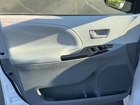 Used 2012 Toyota Sienna LE FWD image 13