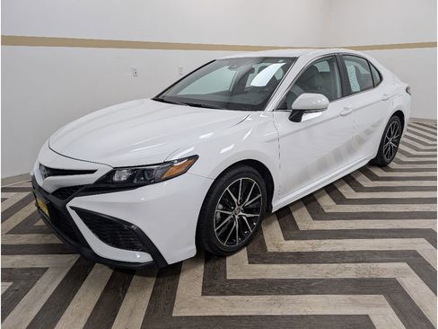Used 2021 Toyota Camry SE w/ Cold Weather Package AWD/4WD image 1