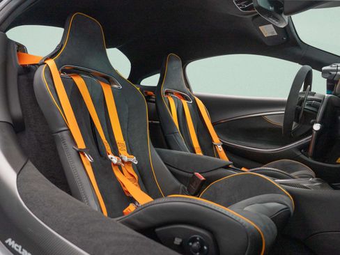 Used 2023 McLaren Artura RWD image 32