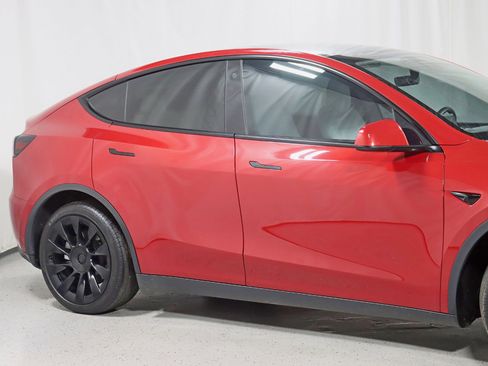 Used 2023 Tesla Model Y Long Range image 3