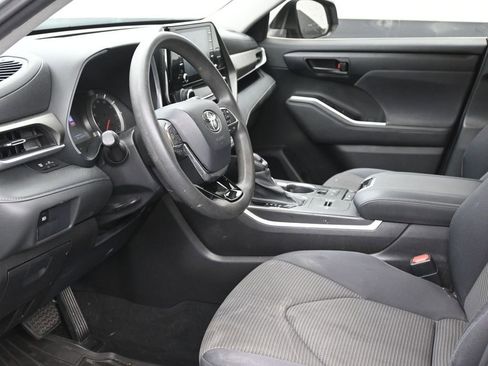 Used 2020 Toyota Highlander L image 10