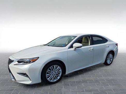 Used 2017 Lexus ES 350 w/ Accessory Package 2 FWD image 3