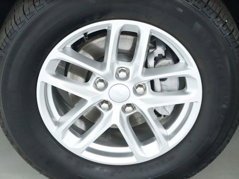 Used 2025 Jeep Grand Cherokee Laredo X image 37