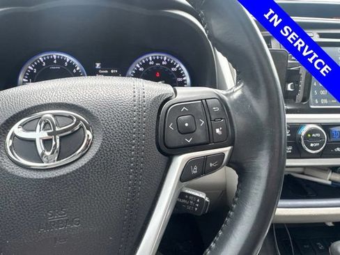 Used 2017 Toyota Highlander XLE AWD/4WD image 17