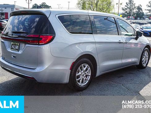 Used 2024 Chrysler Pacifica Touring-L FWD image 5