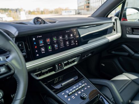 Certified 2025 Porsche Cayenne E-Hybrid AWD/4WD image 16