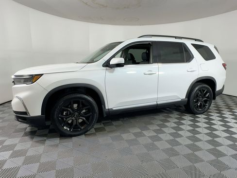 New 2025 Honda Pilot Touring image 2