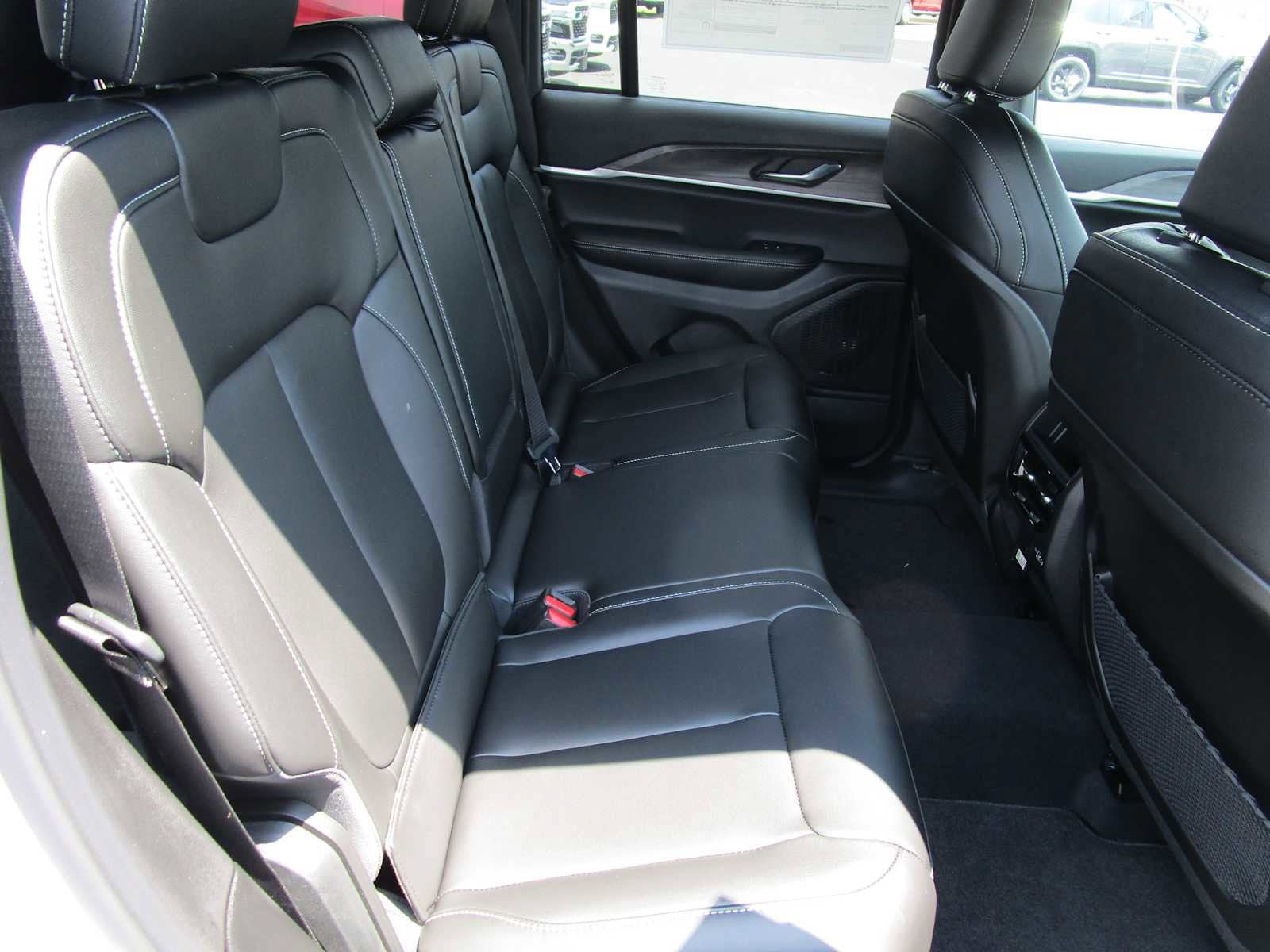 Used 2025 Jeep Grand Cherokee Limited w/ Black Appearance Package AWD/4WD image 14