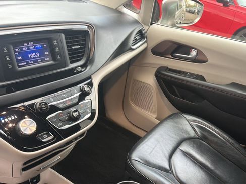 Used 2017 Chrysler Pacifica Touring-L FWD image 19