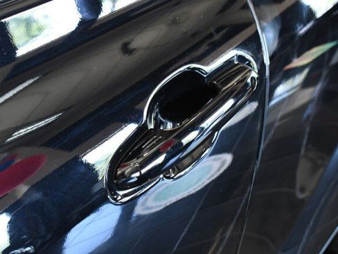 Used 2023 Toyota Highlander XLE AWD/4WD image 9